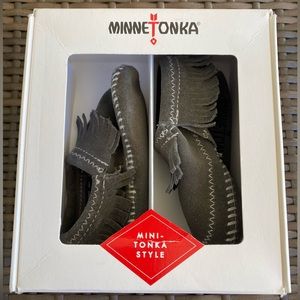 Minnetonka moccasins grey 5c